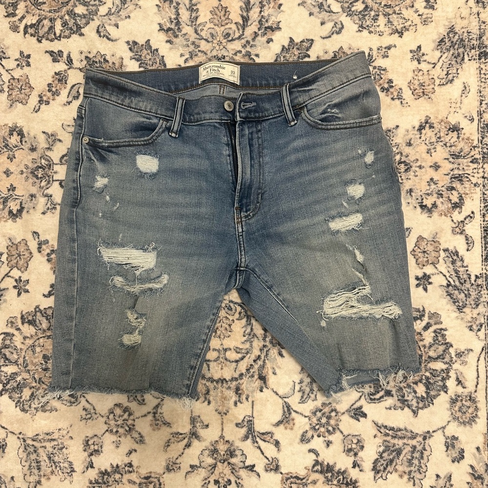 Abercrombie Men’s Medium Wash Ripped Denim Shorts Sz 33